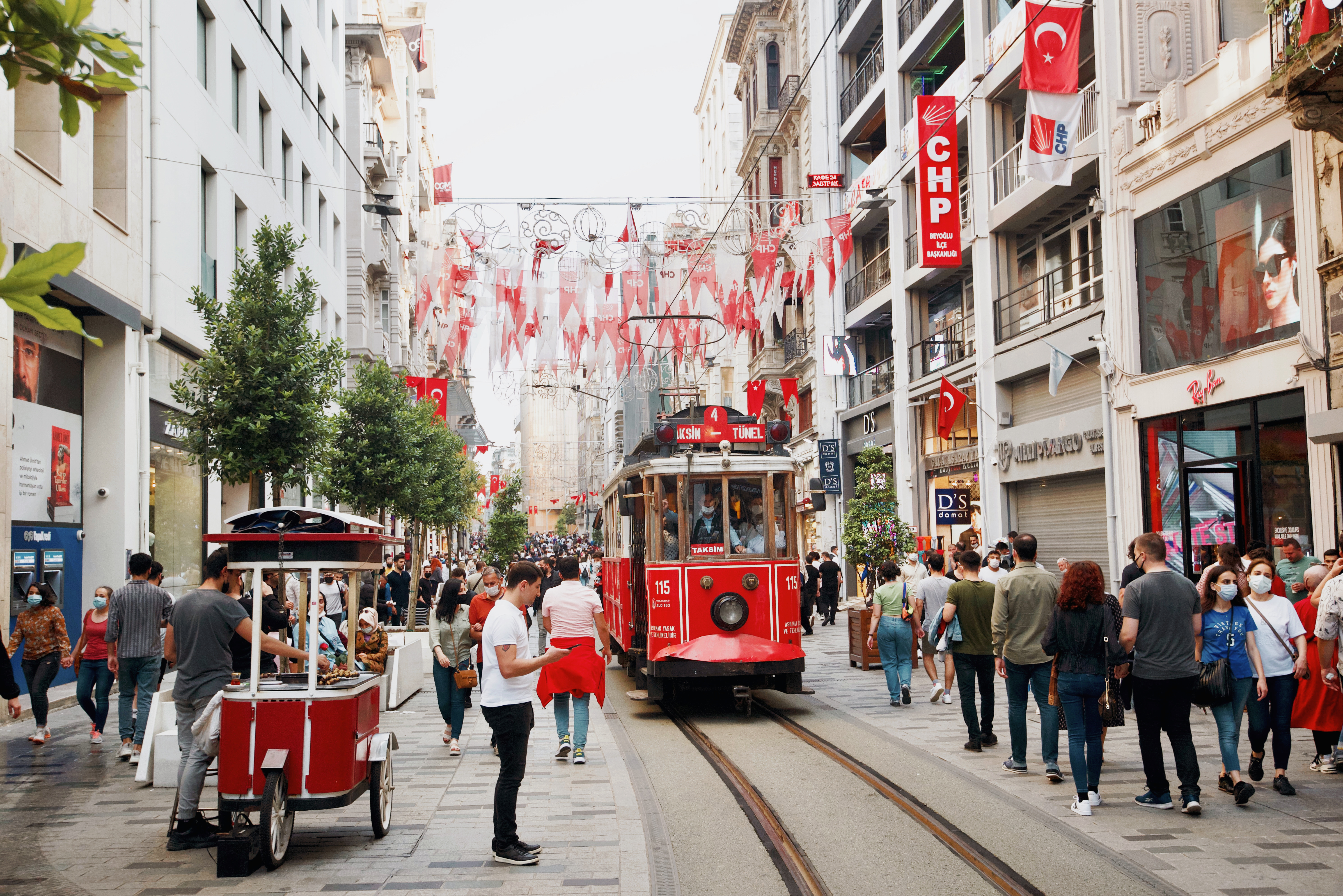 Istanbul Travel Guide: Best Things to Do, Eat and See // The Lama List // TheLamaList.com // Photo by @travelinglamas