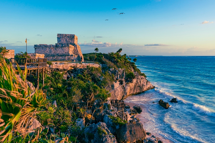 Tulum Mayan Ruins / Best Tours, Excursions & Things to Do in the Riviera Maya, Mexico (Cancun, Puerto Morelos, Playa Del Carmen, Akumal, Tulum): Cenotes and Ancient Ruins to Hidden Lagoons and Uninhabited Islands / THE LAMA LIST / www.thelamalist.com